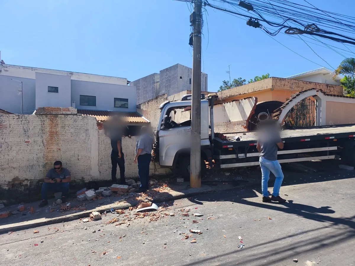Caminhão descontrolado bate contra muro de residência em Montes Claros - Portal38