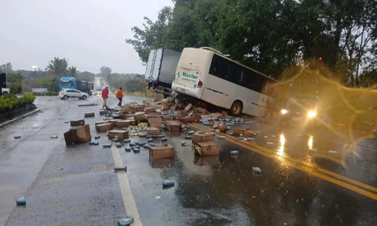 Grave acidente entre van de saúde e carreta deixa três mortos e oito feridos na BR-040 - Portal38